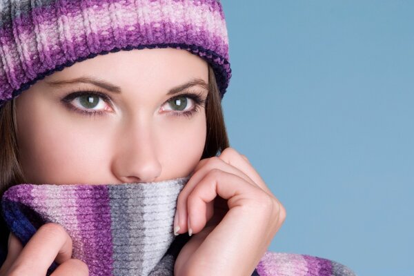 Ragazza in sciarpa e cappello