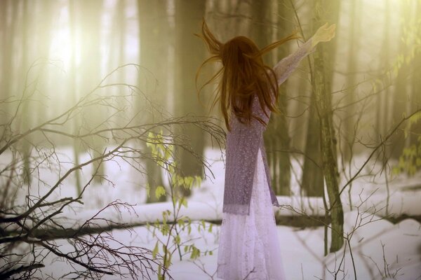 Ragazza sullo sfondo di una bella natura