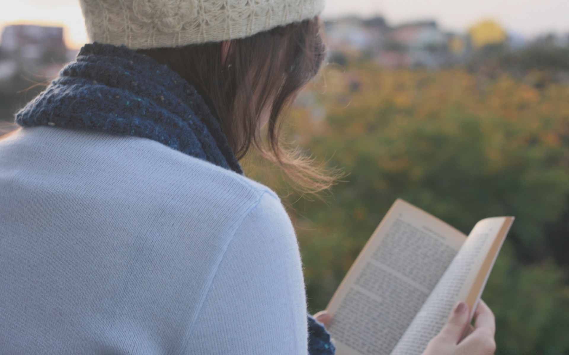 altre ragazze donna adulto computer portatile all aperto da solo istruzione libro ritratto scuola ragazza università tecnologia luce del giorno indossare tempo libero