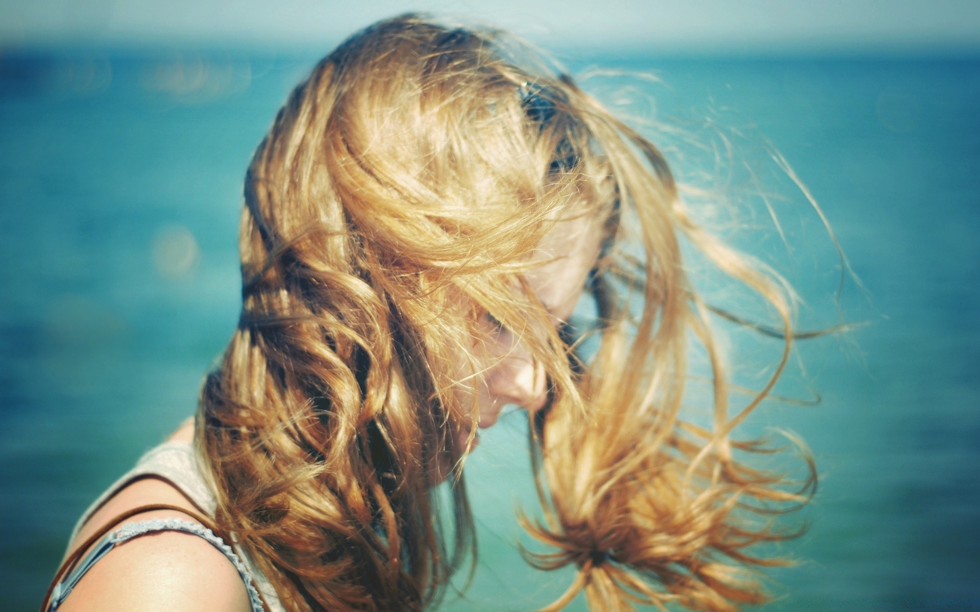 Море девушка ветер волосы