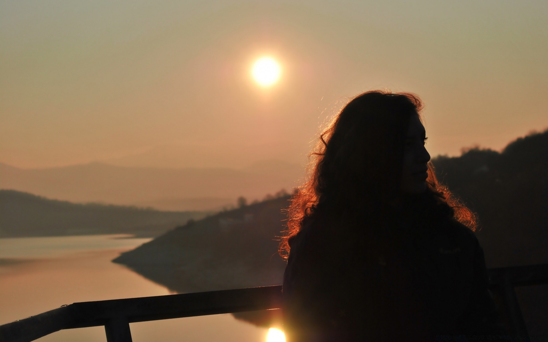 autre fille coucher de soleil aube soleil rétro-éclairé brouillard crépuscule soir paysage silhouette eau lumière ciel brouillard lac beau temps nature à l extérieur