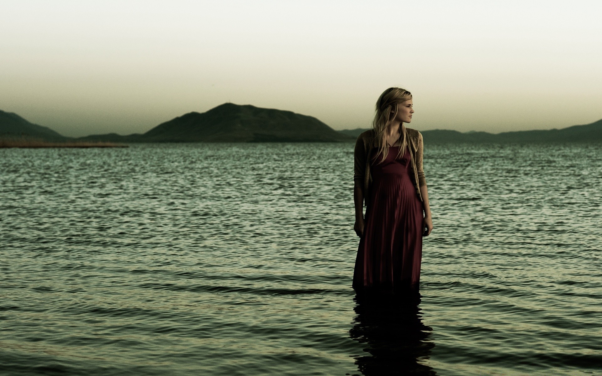 andere mädchen sonnenuntergang wasser meer dämmerung mädchen ozean strand abend himmel see sonne frau allein landschaft dämmerung reisen hintergrundbeleuchtung porträt erwachsener