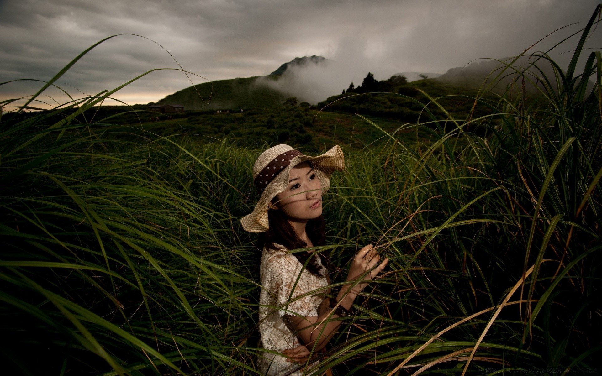 autre fille herbe champ nature fille foin coucher de soleil paysage femme à l extérieur ciel été un portrait aube