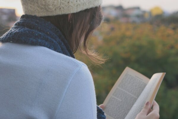 Vacances en plein air avec un livre