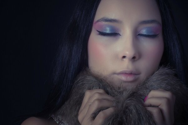 Retrato de una chica con maquillaje de ojos brillante