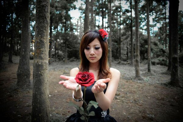 Fille dans la forêt enchante rose