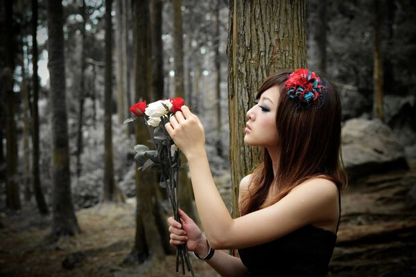 Mädchen im Wald sammelt Blumen