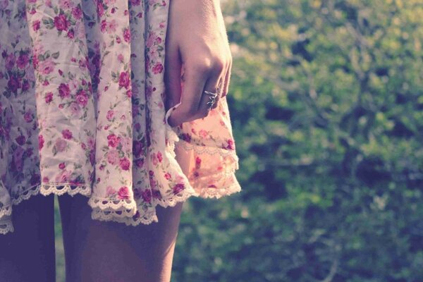 Vestido en una pequeña flor con inserciones de encaje