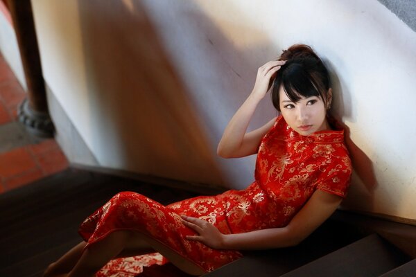 Deaushka en robe folklorique chinoise rouge