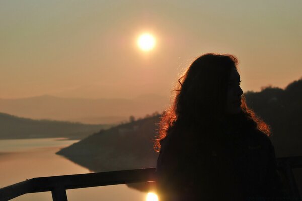 Amanhecer na natureza com uma garota