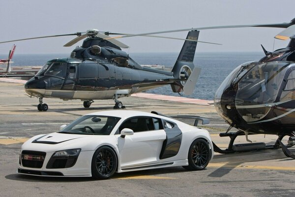 Coche deportivo en el fondo de los helicópteros