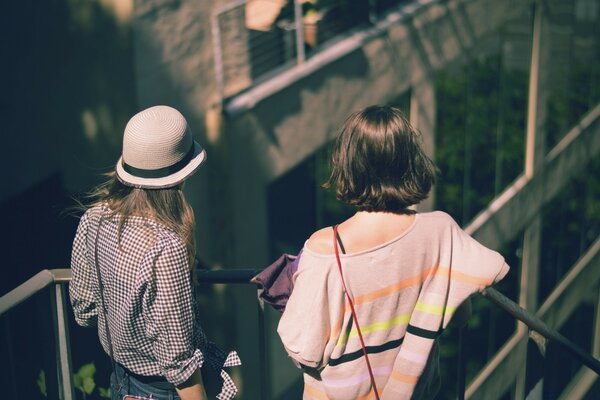 Duas mulheres em pé na escada