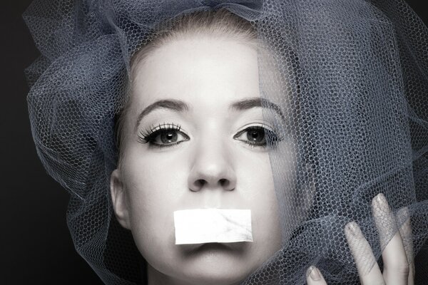 Portrait d une jeune fille avec bouche scellée et voile