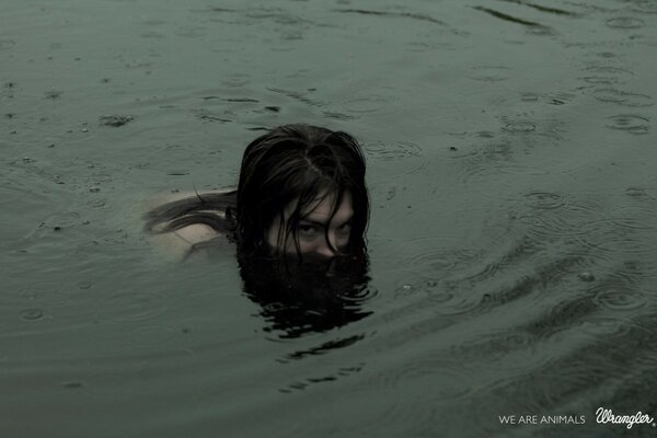 Ragazza immerso il naso in acqua