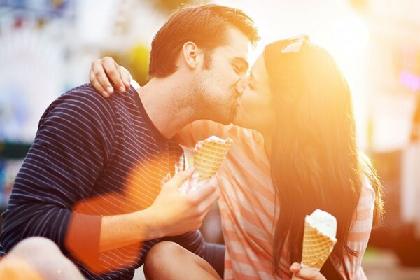 Deux amoureux de l homme avec de la crème glacée dans les mains