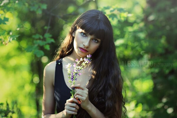 Menina bonita na floresta verde