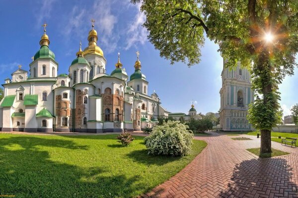 Weißer Tempel mit goldenen Kuppeln im Sommer