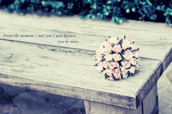 Bouquet de mariage laissé sur le banc