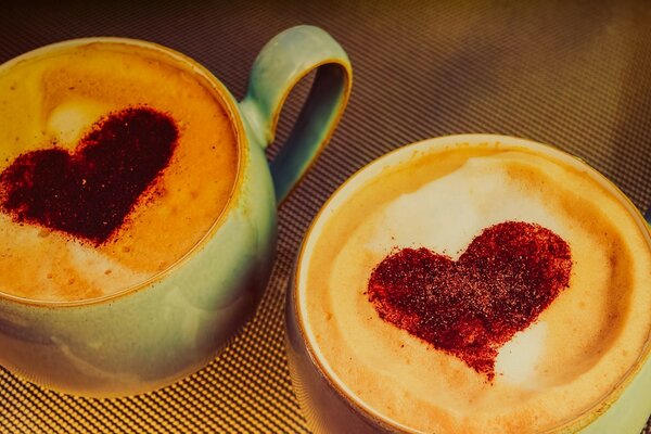 Coeurs dans le café avec de la crème pour le petit déjeuner