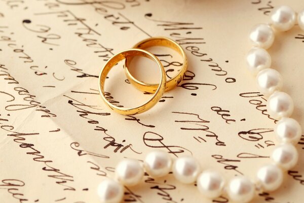 Wedding rings with white pearls