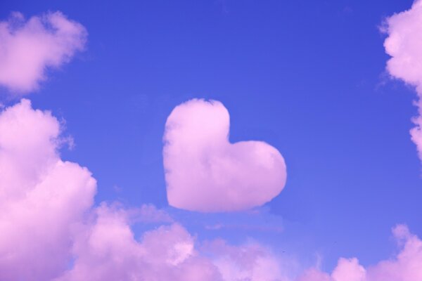 Nube ramántica en forma de corazón