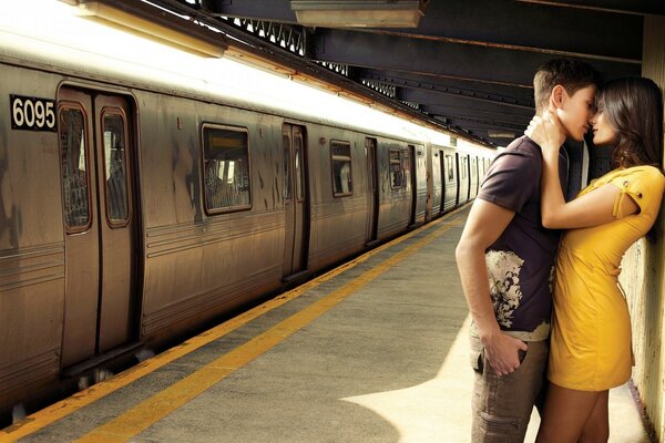 Pareja enamorada en la estación de tren