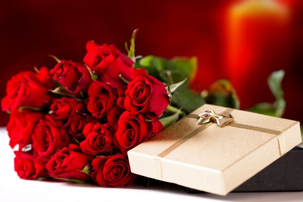 Bouquet di rose rosse come regalo