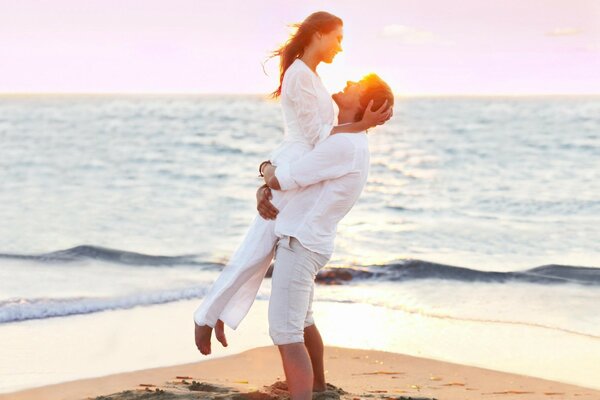 Am Strand entstehen Herzen und das Meer