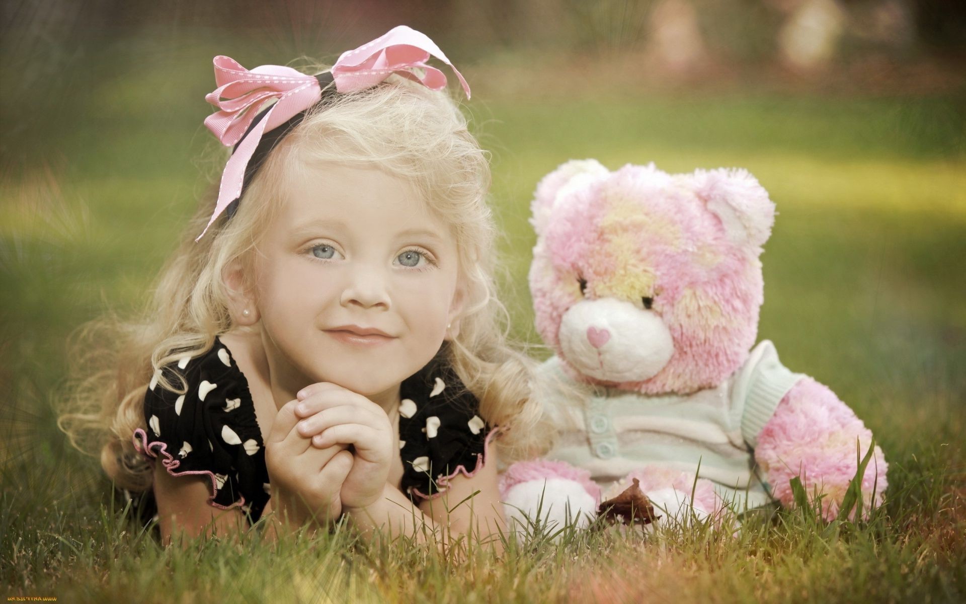 niños bebé hierba parque lindo chica verano naturaleza bebé pequeño placer heno al aire libre hermosa felicidad exterior campo sonrisa rubia alegría amor