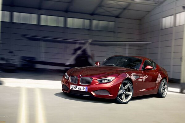 Voiture rouge dans le garage blanc