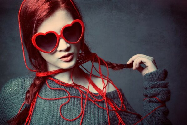 Retrato de uma menina com cabelo vermelho e óculos