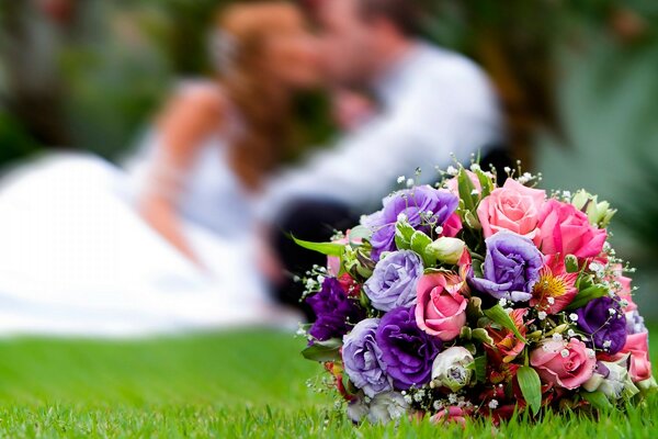 Bouquet de mariée sur un champ vert