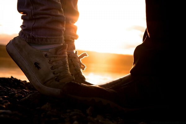 Amantes al aire libre al atardecer