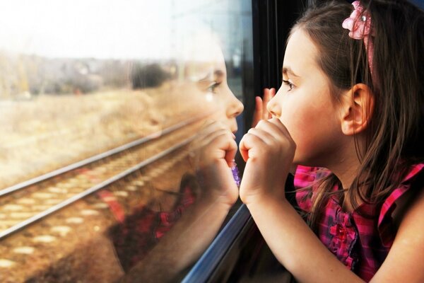 Chica mirando por la ventana del tren