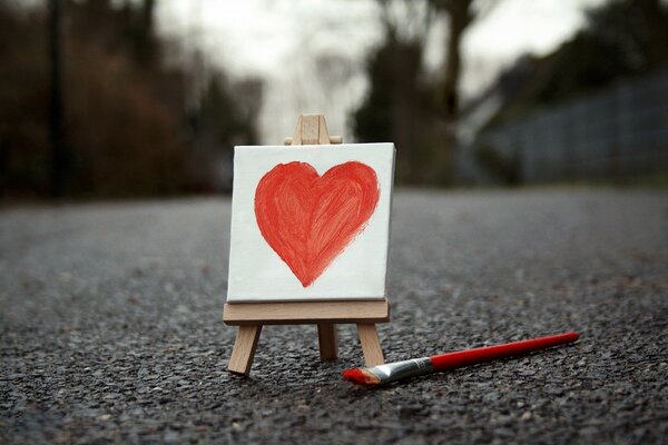 Corazón en caballete en el gris de los días