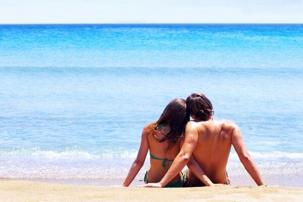 Pareja disfrutando de unas vacaciones en la playa