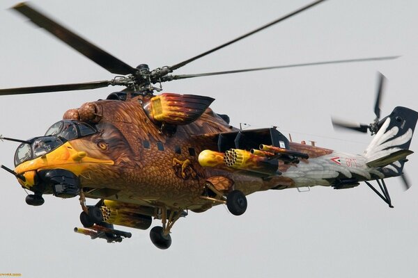 Hélicoptère militaire dans le ciel