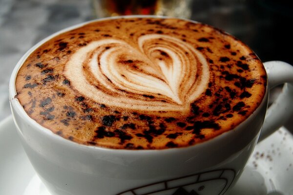 Café cappuccino con patrón de corazón