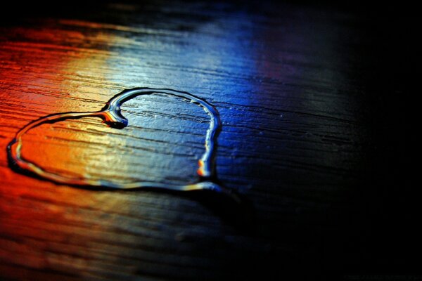 Coeur sur le dessus de table avec une texture de bois