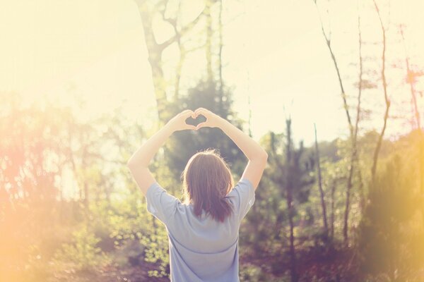 Chica con corazón al aire libre