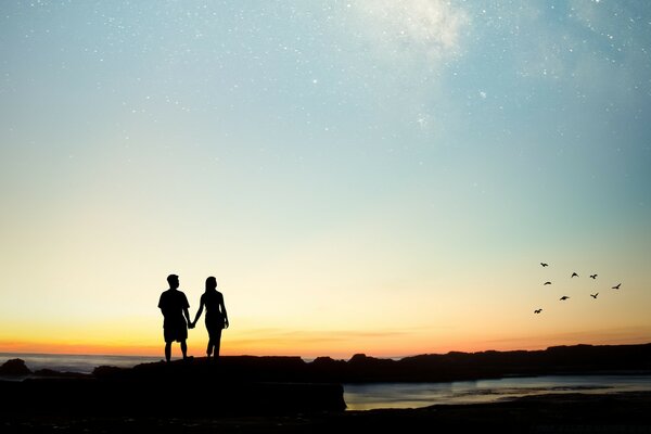 Pareja amantes puesta de sol mar