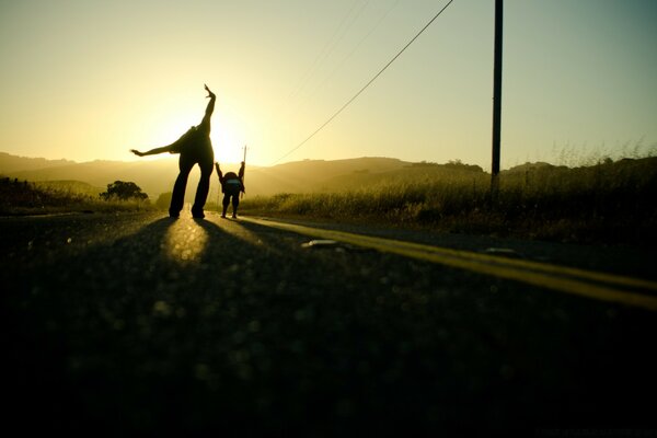 Noite pôr do sol pose estrada