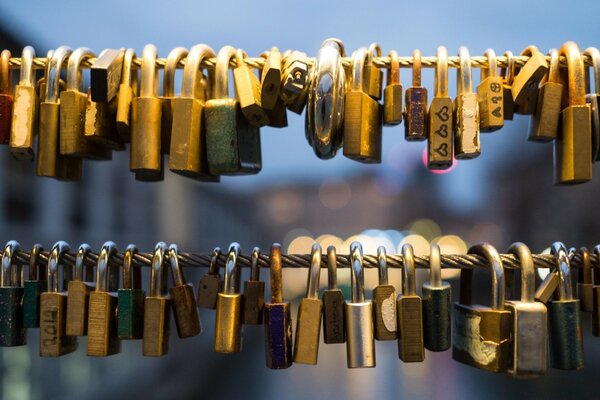 Schlösser für Verliebte auf der Brücke zu Ehren der Liebe