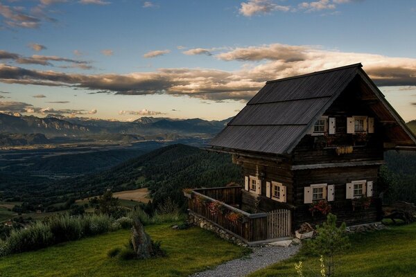 Ein altes Holzhaus steht am Stadtrand