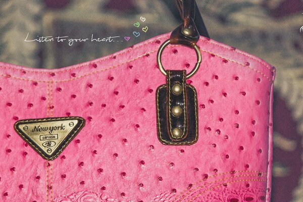 दिल के साथ फैशनेबल गुलाबी बैग