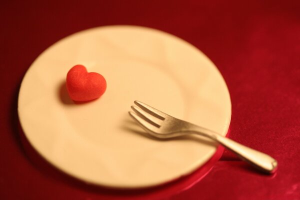 Petit coeur sur une assiette