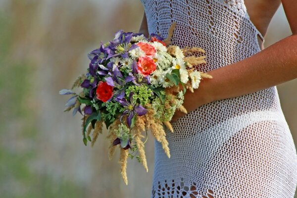 Ramo de flores en las manos de una niña