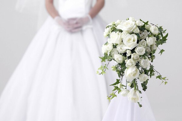 Die Braut und der weiße Blumenstrauß