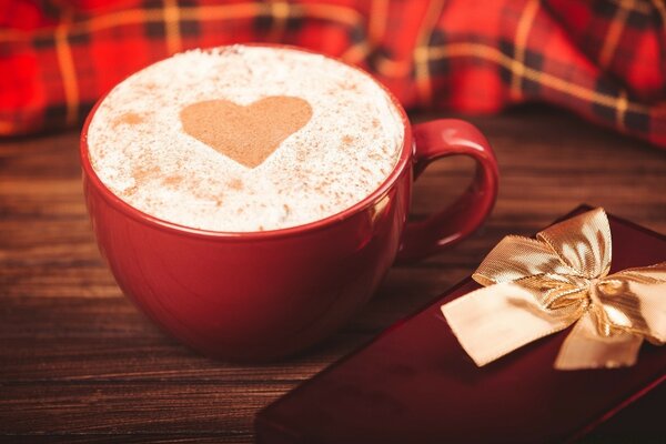 Café con corazón y un regalo cerca