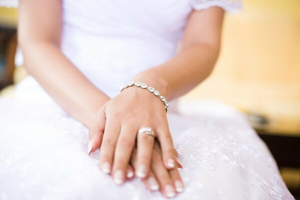 Chica sentada en un vestido de novia